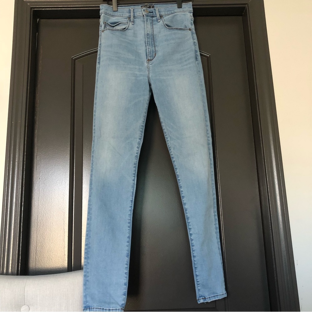 Abercrombie & Fitch light wash ultra high rise super skinny size 28/6 LONG